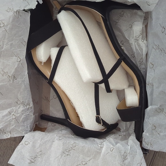 Thalia Sodi Sandals Black Strappy  Gold Hardware Darria Style - Picture 3 of 7